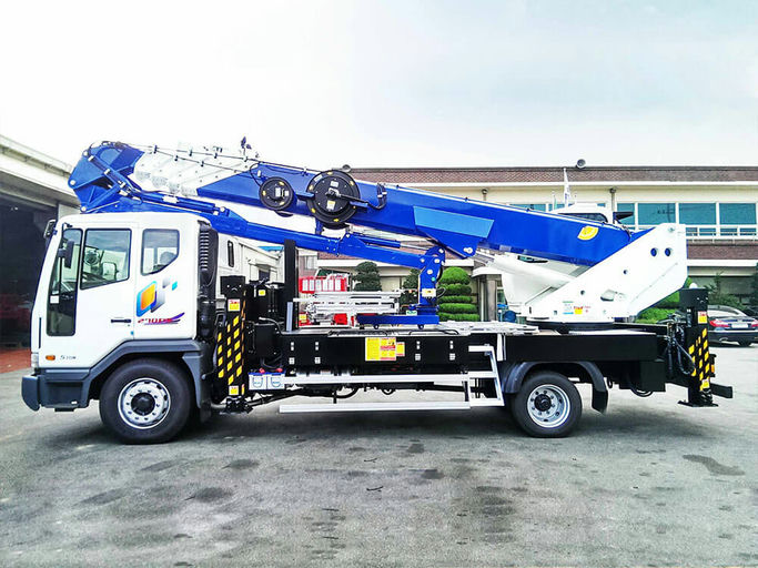 Автовышка АГП 40 метров Hоryong SKY-400KR на базе Daewoo